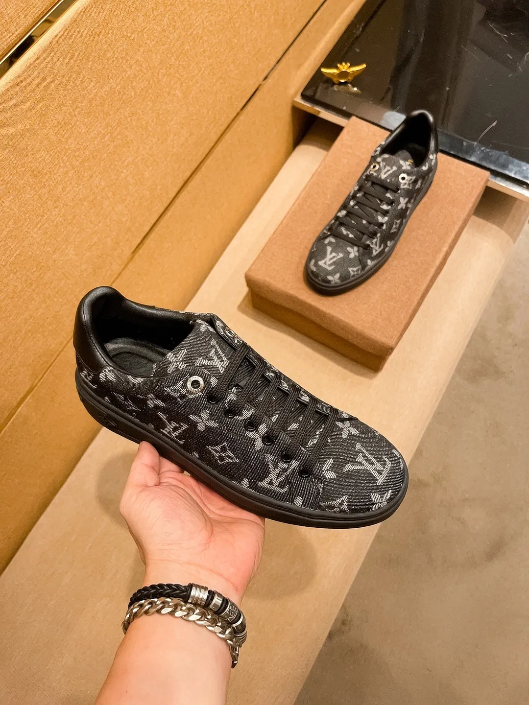 Men's shoes 💰 380💰【 LV 】🔥 Louis Vuitton high-end men's shoes brand official website 1:1 latest masterpiece: the upper is made of first-layer cowhide imported from Italy with a comfortable and breathable lining➕original non-slip and wear-resistant outsole🔥, making walking more convenient and comfortable! An exclusive new model, a stunning work, a beautiful 1:1 replica [color] compared to the official quality! Create a fashionable personality to set off your uniqueness! A must-have for trendy men! Classic 🔥 Size: 38-44 Color: 🔥 2⃣️ colors available 🔥.